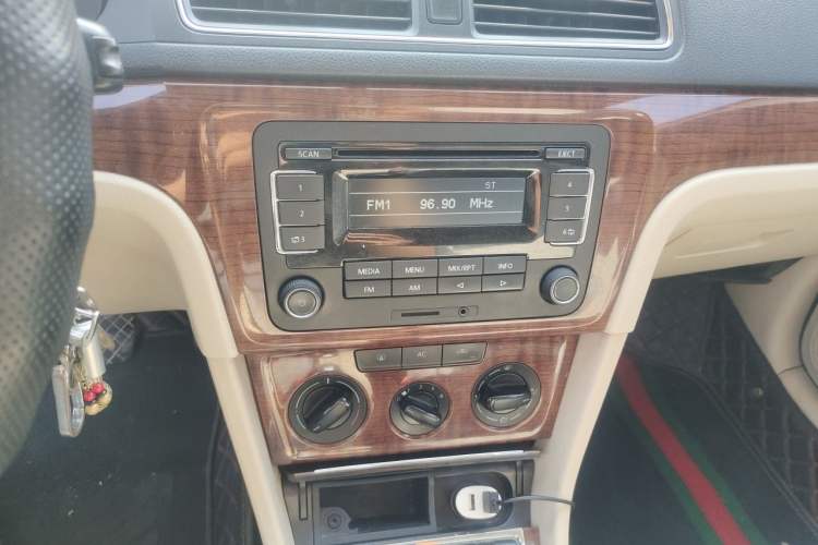 Used Volkswagen Lavida 2013 1.6L Manual Comfort Edition Audio And AC Panel