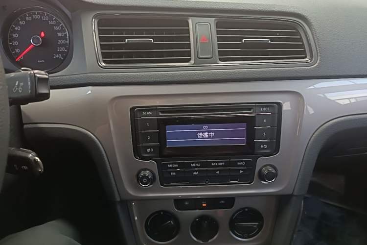Used Volkswagen Lavida 2013 Revised Classic 1.6L Automatic Fashion Edition Audio And AC Panel