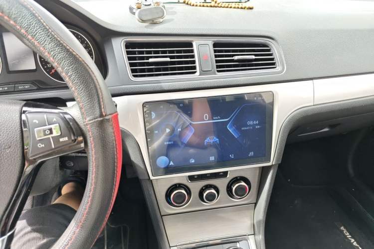 Used Volkswagen Lavida 2013 Restyled Classic 1.6L Manual Comfort Edition Audio And AC Panel