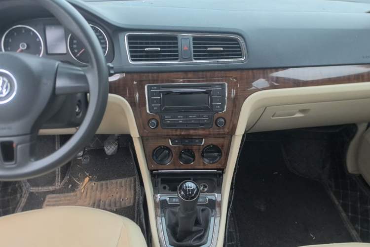 Used Volkswagen Lavida 2013 Restyled Classic 1.6L Manual Comfort Edition Audio And AC Panel
