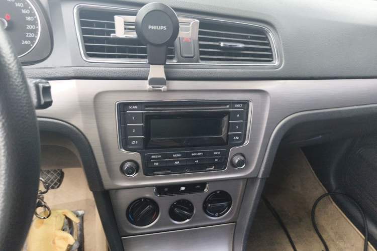 Used Volkswagen Lavida 2013 Restyled Classic 1.6L Manual Comfort Edition Audio And AC Panel