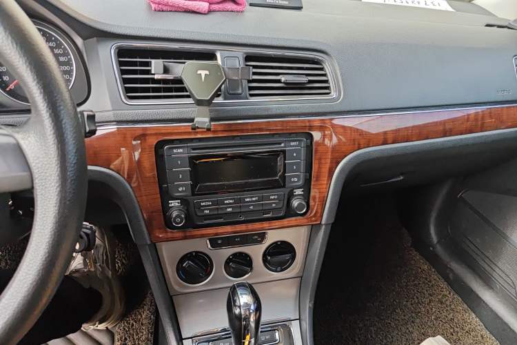 Used Volkswagen Lavida 2013 Restyled Classic 1.6L Automatic Comfort Edition Audio And AC Panel