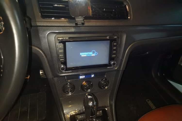 Used Volkswagen Lavida 2013 1.6L Automatic Comfort Edition Audio And AC Panel