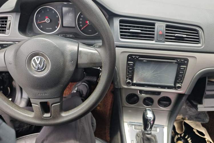 Used Volkswagen Lavida 2013 Restyled Classic 1.6L Automatic Comfort Edition Audio And AC Panel