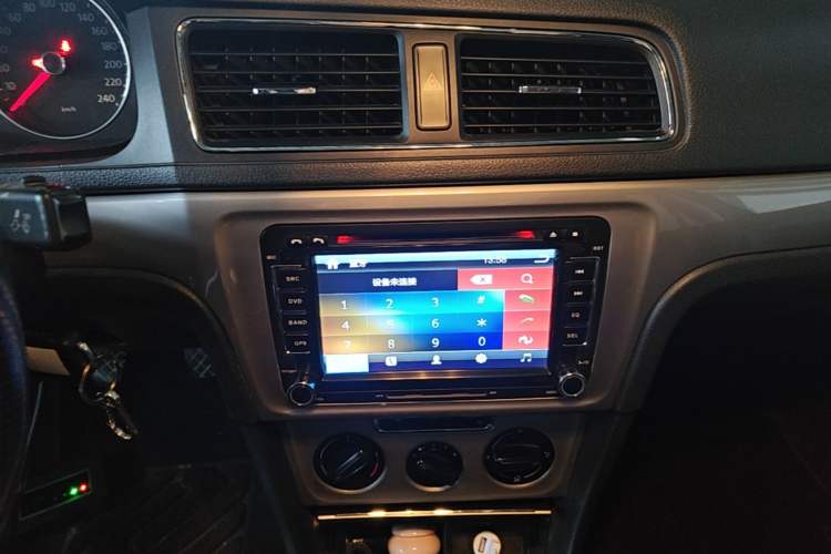 Used Volkswagen Lavida 2013 1.6L Manual Comfort Edition Audio And AC Panel