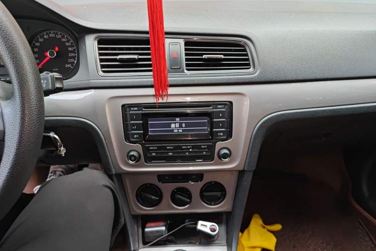 Used Volkswagen Lavida 2013 Revised Classic 1.6L Manual Fashion Edition Audio And AC Panel