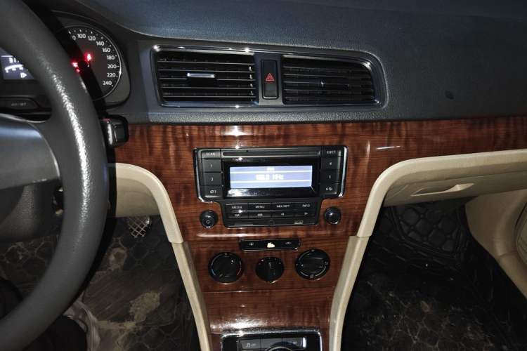 Used Volkswagen Lavida 2013 Restyled Classic 1.6L Manual Comfort Edition Audio And AC Panel