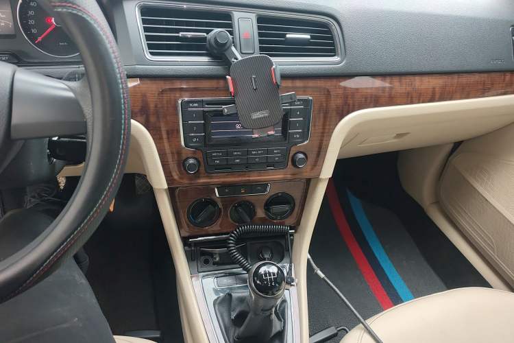 Used Volkswagen Lavida 2013 Restyled Classic 1.6L Manual Comfort Edition Audio And AC Panel