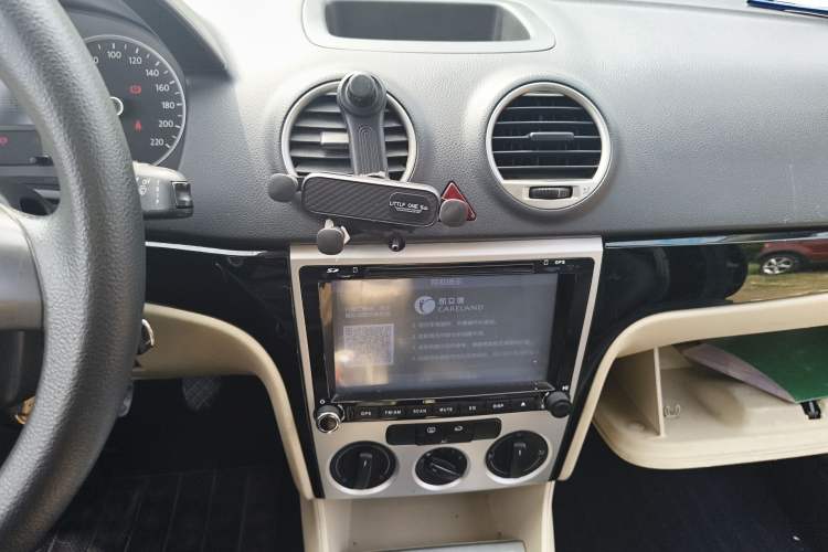 Used Volkswagen Lavida 2013 1.6L Manual Fashion Edition Audio And AC Panel