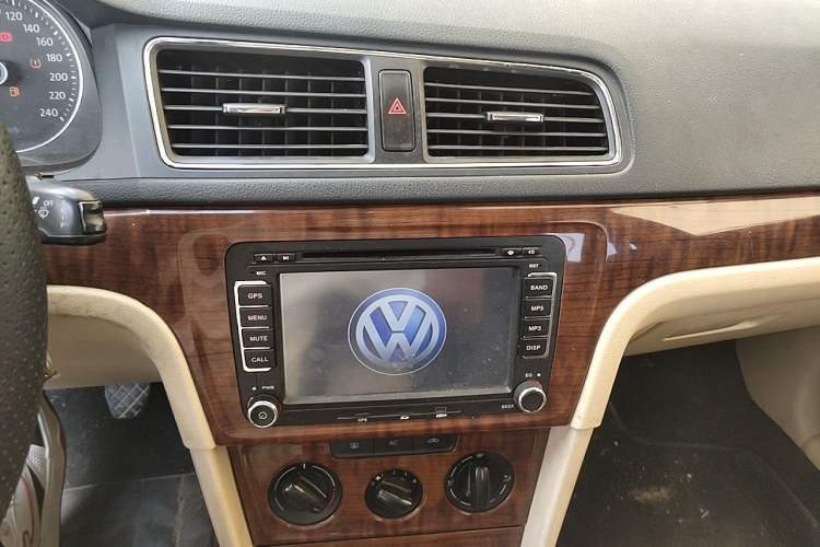 Used Volkswagen Lavida 2013 1.4TSI Manual Comfort Edition Audio And AC Panel