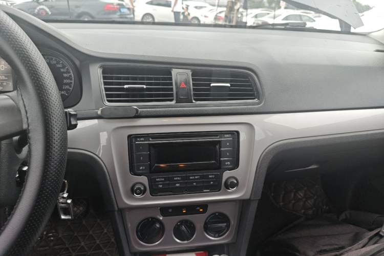 Used Volkswagen Lavida 2013 Revised Classic 1.6L Manual Fashion Edition Audio And AC Panel