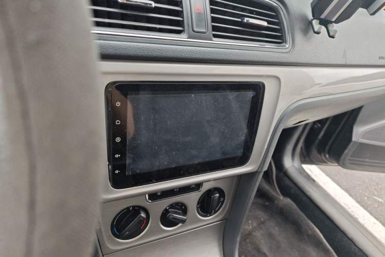 Used Volkswagen Lavida 2013 Restyled Classic 1.6L Manual Comfort Edition Audio And AC Panel