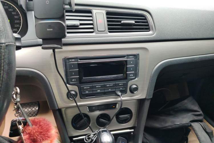 Used Volkswagen Lavida 2013 Restyled Classic 1.6L Automatic Comfort Edition Audio And AC Panel