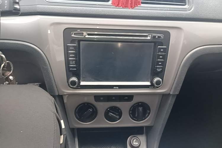 Used Volkswagen Lavida 2013 1.6L Manual Fashion Edition Audio And AC Panel