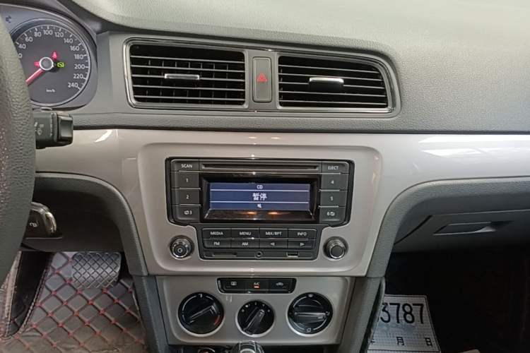 Used Volkswagen Lavida 2013 Revised Classic 1.6L Automatic Fashion Edition Audio And AC Panel