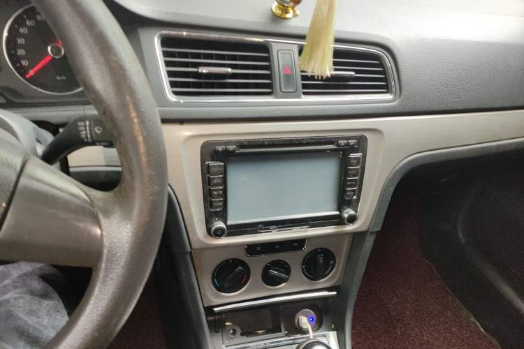 Used Volkswagen Lavida 2013 Restyled Classic 1.6L Manual Comfort Edition Audio And AC Panel