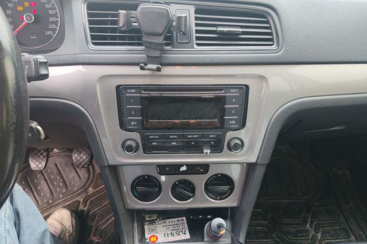 Used Volkswagen Lavida 2013 Revised Classic 1.6L Manual Fashion Edition Audio And AC Panel