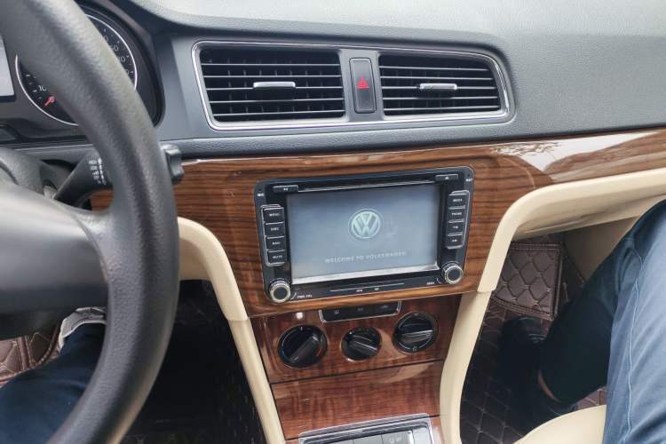 Used Volkswagen Lavida 2013 Restyled Classic 1.6L Manual Comfort Edition Audio And AC Panel