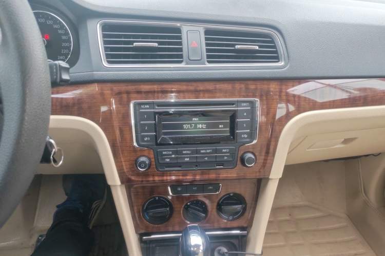 Used Volkswagen Lavida 2013 Restyled Classic 1.6L Automatic Comfort Edition Audio And AC Panel