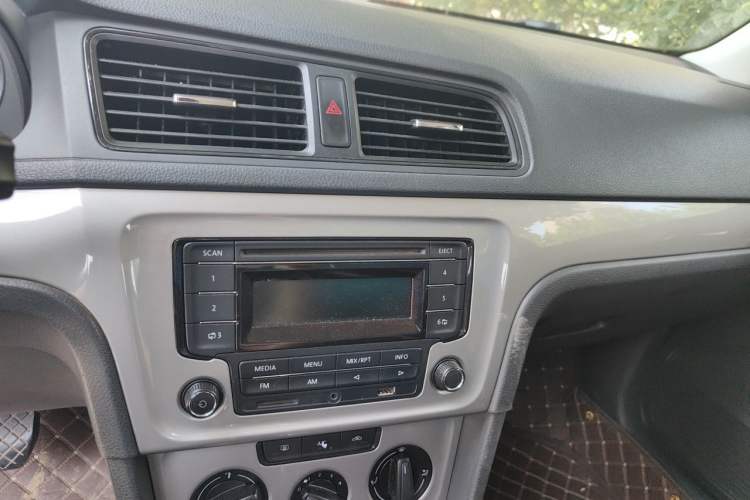 Used Volkswagen Lavida 2013 Revised Classic 1.6L Automatic Fashion Edition Audio And AC Panel