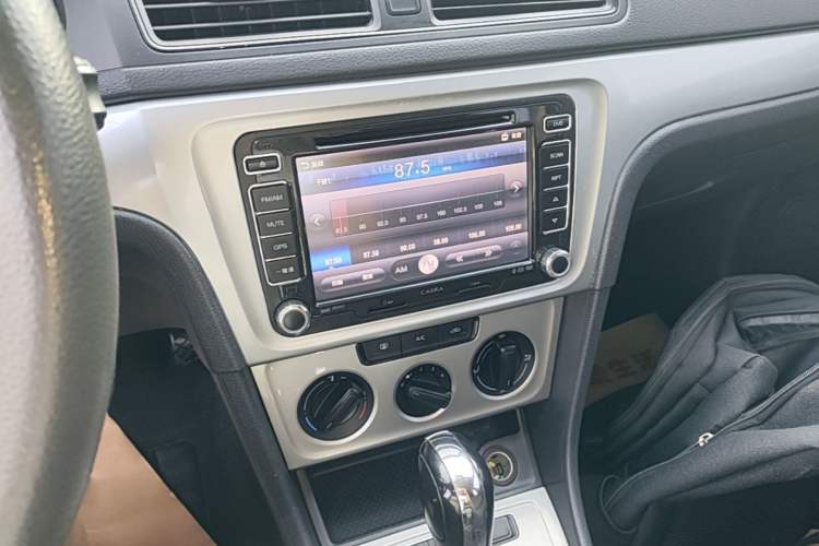 Used Volkswagen Lavida 2013 Revised Classic 1.6L Automatic Fashion Edition Audio And AC Panel