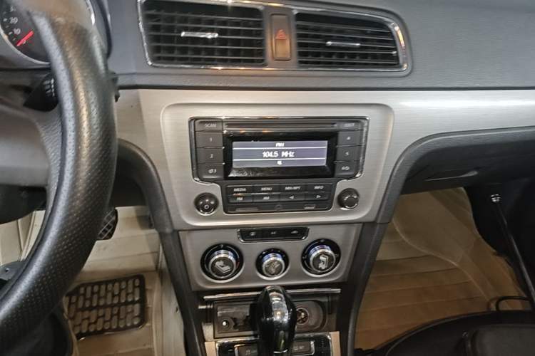 Used Volkswagen Lavida 2013 Restyled Classic 1.6L Automatic Comfort Edition Audio And AC Panel