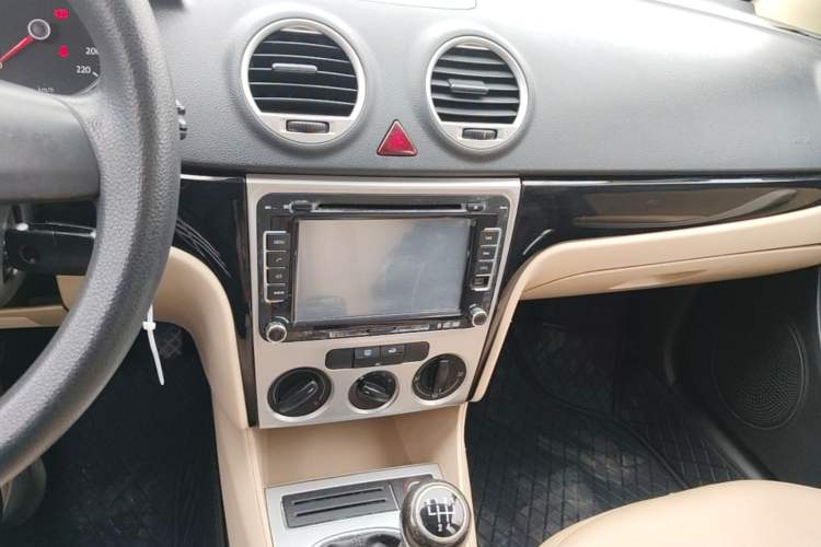 Used Volkswagen Lavida 2013 Classic 1.6L Manual Fashion Edition Audio And AC Panel