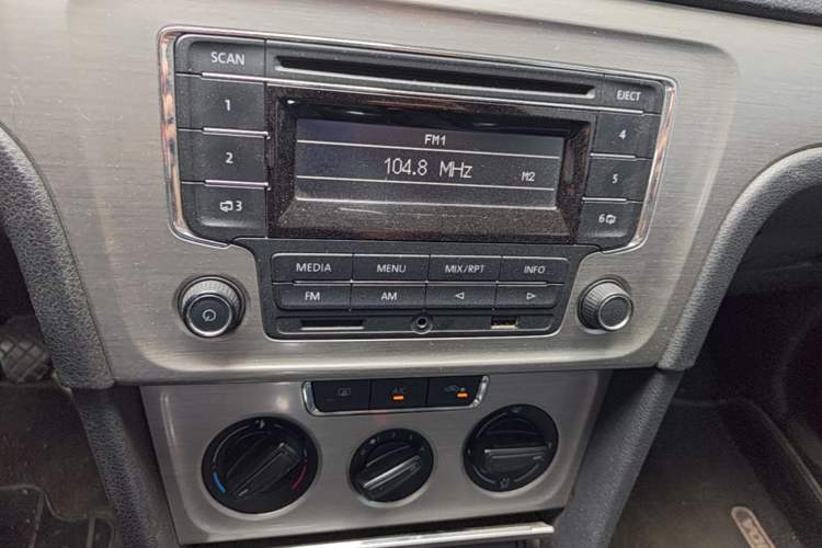Used Volkswagen Lavida 2013 Restyled Classic 1.6L Manual Comfort Edition Audio And AC Panel