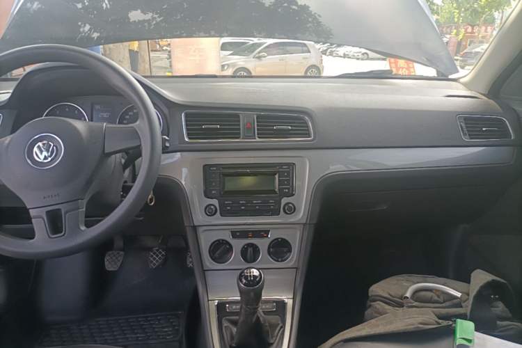 Used Volkswagen Lavida 2013 Restyled Classic 1.6L Manual Comfort Edition Audio And AC Panel