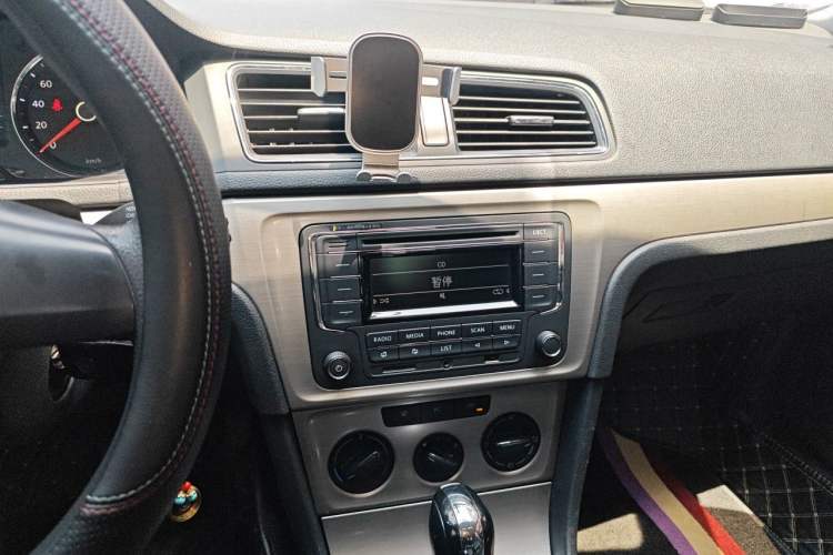 Used Volkswagen Lavida 2013 1.6L Automatic Comfort Edition Audio And AC Panel