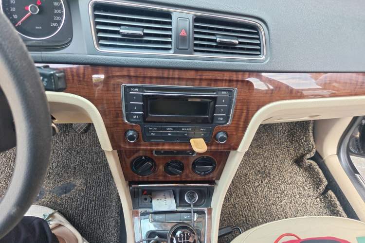 Used Volkswagen Lavida 2013 Restyled Classic 1.6L Manual Comfort Edition Audio And AC Panel