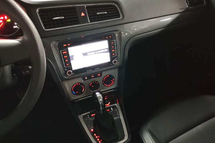 Used Volkswagen Lavida 2013 Restyled Classic 1.6L Automatic Comfort Edition Audio And AC Panel
