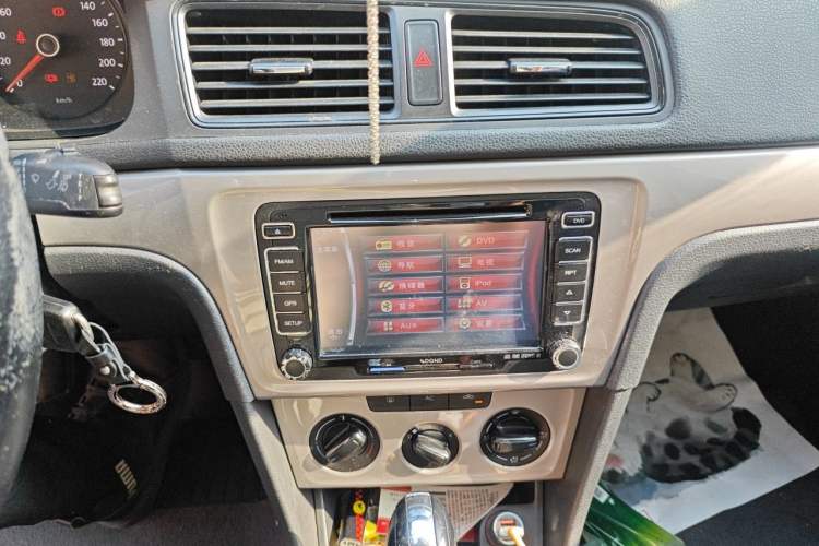 Used Volkswagen Lavida 2013 1.6L Automatic Fashion Edition Audio And AC Panel