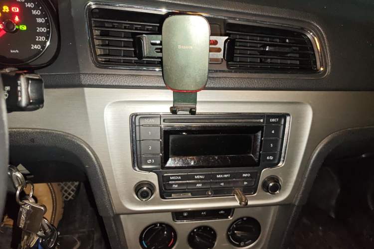 Used Volkswagen Lavida 2013 1.6L Automatic Comfort Edition Audio And AC Panel