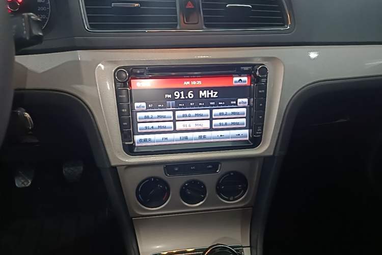 Used Volkswagen Lavida 2013 Restyled Classic 1.6L Manual Comfort Edition Audio And AC Panel