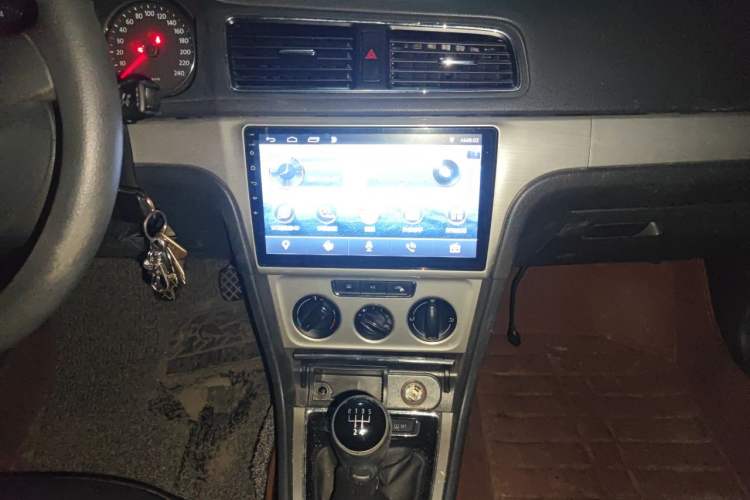 Used Volkswagen Lavida 2013 1.6L Manual Comfort Edition Audio And AC Panel
