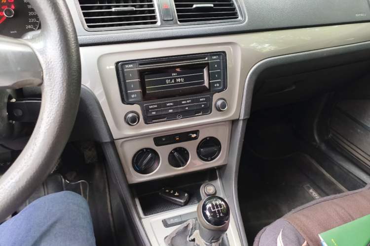 Used Volkswagen Lavida 2013 Revised Classic 1.6L Manual Fashion Edition Audio And AC Panel