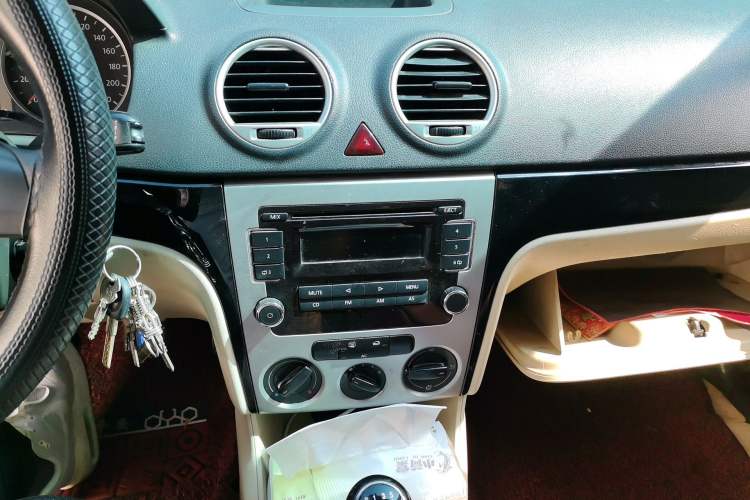 Used Volkswagen Lavida 2013 Classic 1.6L Manual Fashion Edition Audio And AC Panel