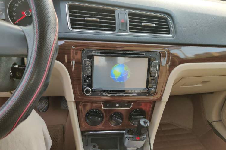 Used Volkswagen Lavida 2013 Restyled Classic 1.6L Manual Comfort Edition Audio And AC Panel