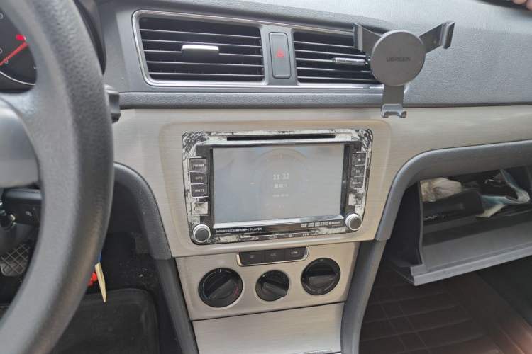 Used Volkswagen Lavida 2013 1.6L Manual Comfort Edition Audio And AC Panel