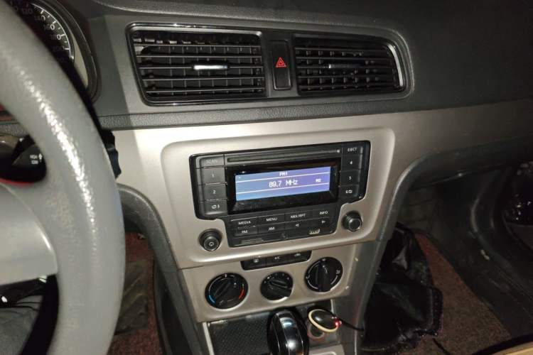 Used Volkswagen Lavida 2013 Revised Classic 1.6L Automatic Fashion Edition Audio And AC Panel