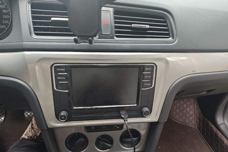 Used Volkswagen Lavida 2013 Revised Classic 1.6L Manual Fashion Edition Audio And AC Panel