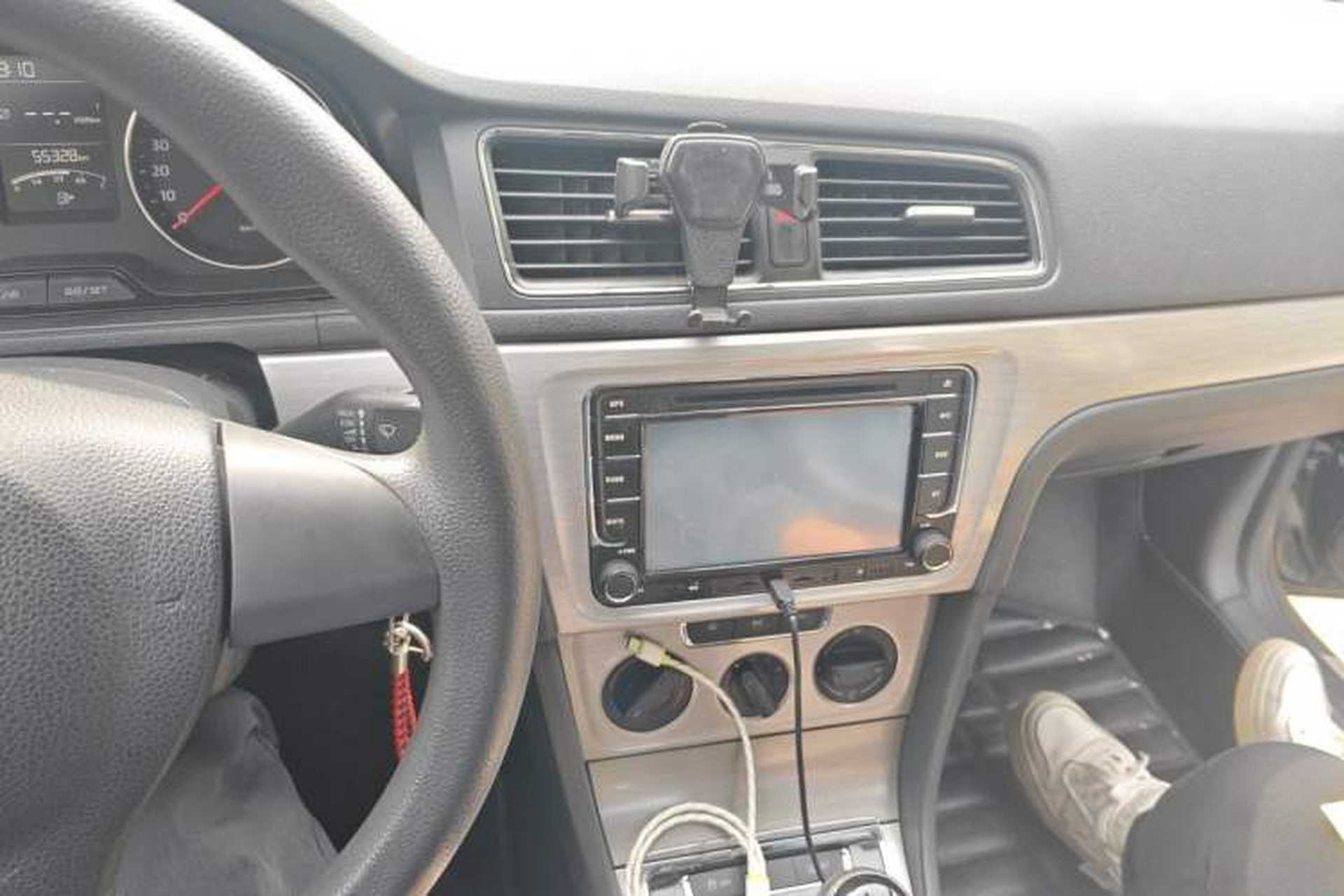 Used Volkswagen Lavida 2013 1.6L Manual Comfort Edition Audio And AC Panel