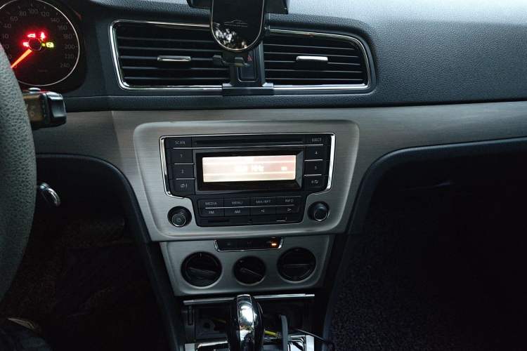 Used Volkswagen Lavida 2013 Restyled Classic 1.6L Automatic Comfort Edition Audio And AC Panel