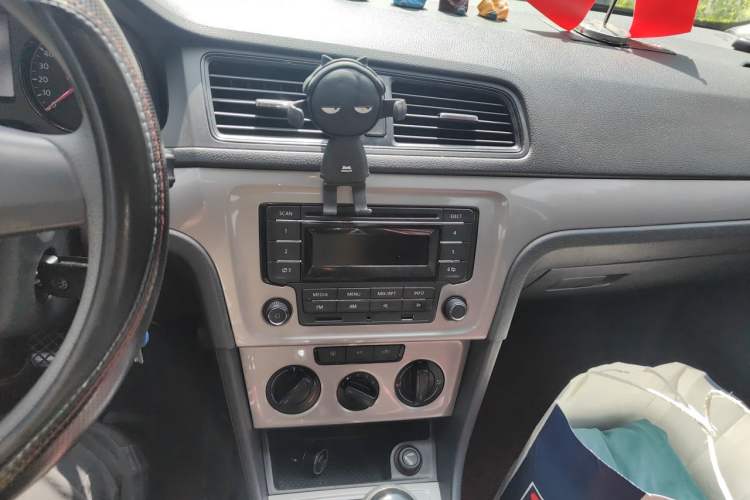 Used Volkswagen Lavida 2013 Revised Classic 1.6L Manual Fashion Edition Audio And AC Panel