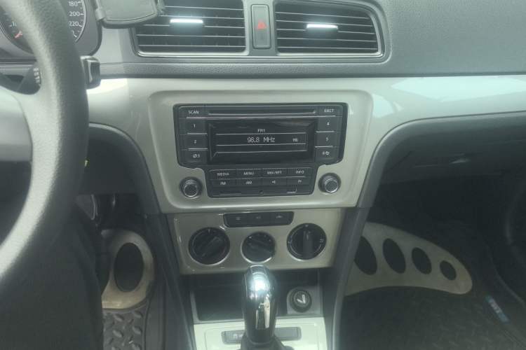 Used Volkswagen Lavida 2013 Revised Classic 1.6L Automatic Fashion Edition Audio And AC Panel