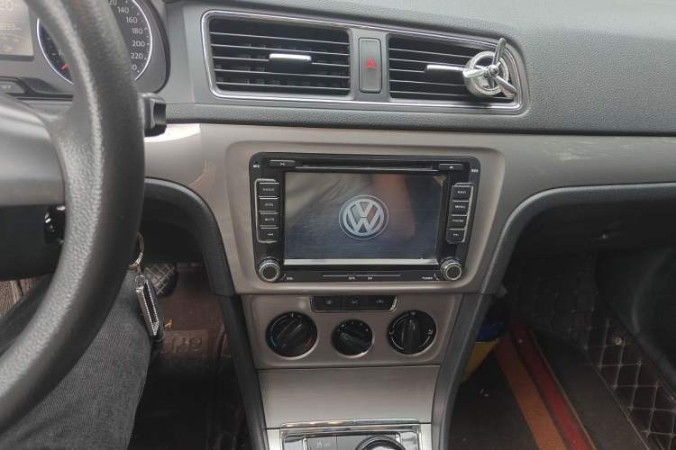 Used Volkswagen Lavida 2013 Restyled Classic 1.6L Manual Comfort Edition Audio And AC Panel