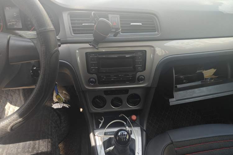 Used Volkswagen Lavida 2013 Revised Classic 1.6L Manual Fashion Edition Audio And AC Panel