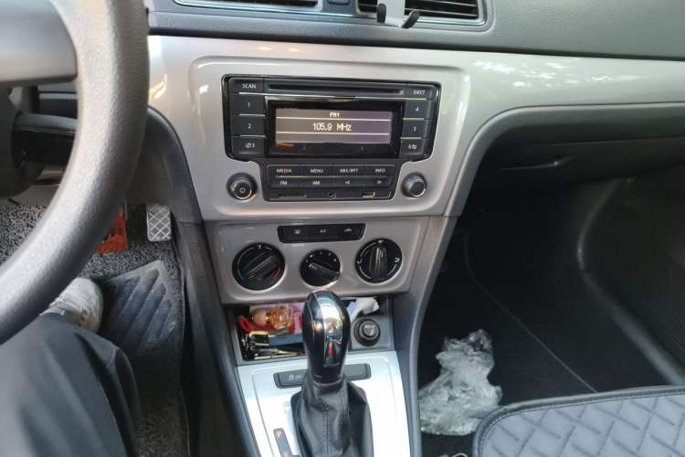 Used Volkswagen Lavida 2013 Revised Classic 1.6L Automatic Fashion Edition Audio And AC Panel