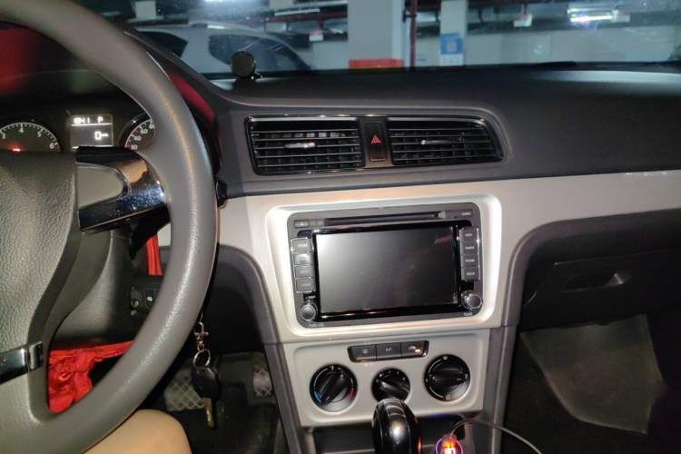Used Volkswagen Lavida 2013 Revised Classic 1.6L Automatic Fashion Edition Audio And AC Panel